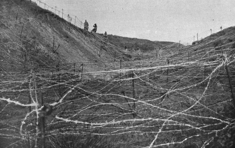'Les defenses de Salonique inspectees par le general Sarrail; Un impressionnant..., 1916. Creator: Hubert Jacques.