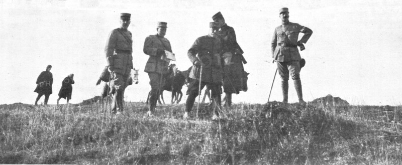 'Le general de Castelnau a Salonique; le chef d'etat-major general, avec les officiers qui..., 1916. Creator: Unknown.