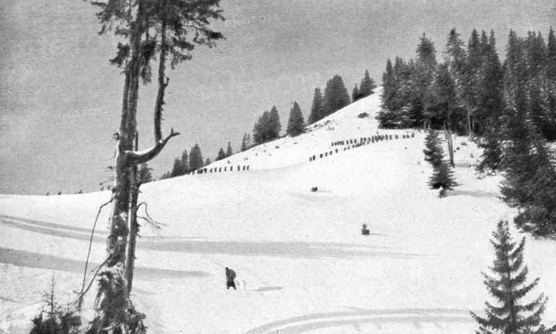 'Sur les deux routes de la retraite Serbe; Aux confins montenegrins : le passage du..., 1916. Creator: Samson Tchernoff.