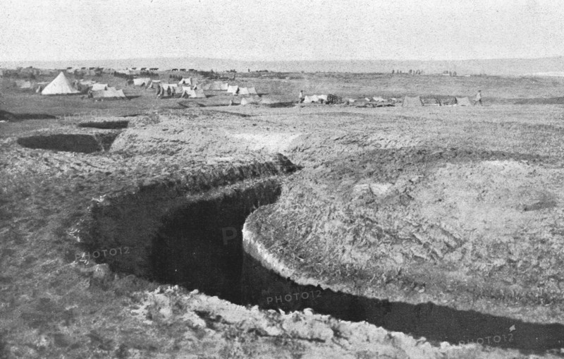 'Les defenses de Salonique inspectees par le general Sarrail; une des lignes de tranchees..., 1916. Creator: Hubert Jacques.