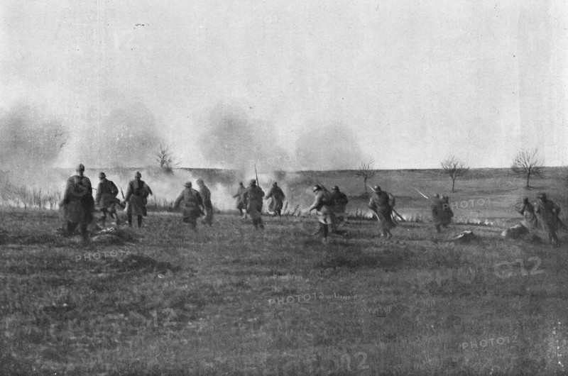 'Apres l'explosion d'une mine pres de vauquois : l'attaque de l'entonnoir a la grenade et..., c1916. Creator: Unknown.