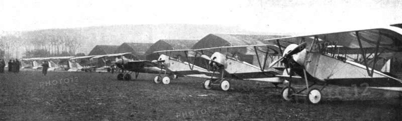'Une escadrille d'avions de chasse : au premier plan, trois Nieuport repides; ensiute..., c1916. Creator: Unknown.