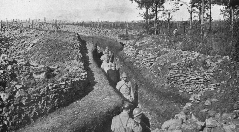 'Visite de M.Poincare aux organisations defensives de Woevre : la President..., 1916. Creator: Unknown.