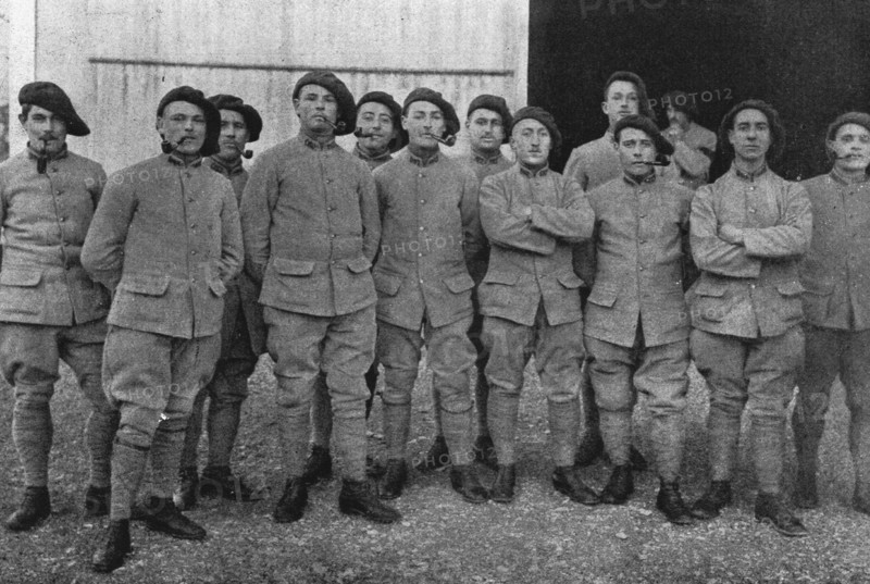'Jeunes soldats de la classe 1916.-- Le generalJoffre, qui vient de visiter, avec le..., 1916. Creator: Unknown.