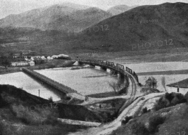 'Destruction du pont de Demir-Hissar sur la Strouma; Le pont du chemin de fer sur la..., c1916. Creator: Unknown.