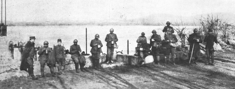''Sur la rive du Bas-Isonzo.-- Un detachement italien experimentant le casque francais.'. Creator: Unknown.