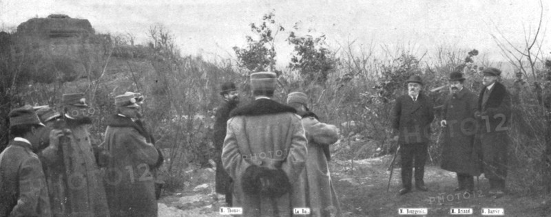 'Le voyage des ministres Francais en Italie; Au pied d'un observatoire, pres du front, le...,1916. Creator: Unknown.