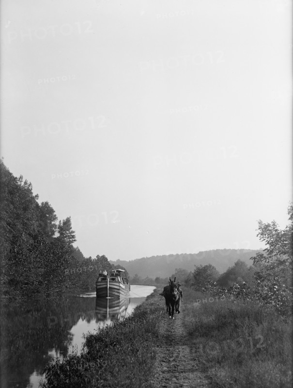Chesapeake & Ohio Canal - Canal Boat, 1917. Creator: Harris & Ewing.
