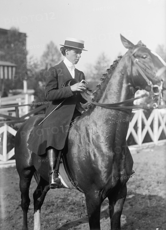 Dupont, Miss Marion, Riding; Horse Show, 1916.