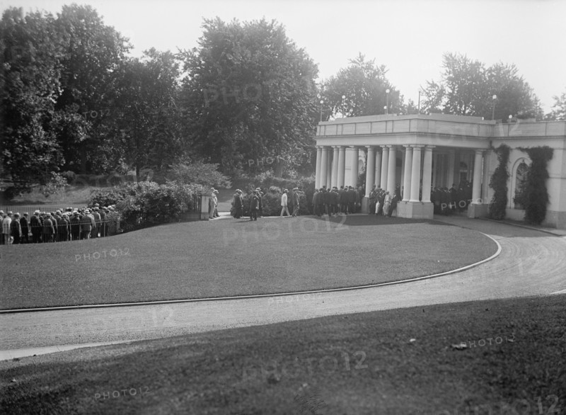East Entrance, White House, Washington, D.C., between 1910 and 1917.