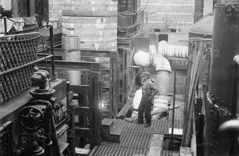 Navy Yard, U.S., Washington - 14 Inch Gun; Various Operations in Shrinking Jacket On It, 1917.