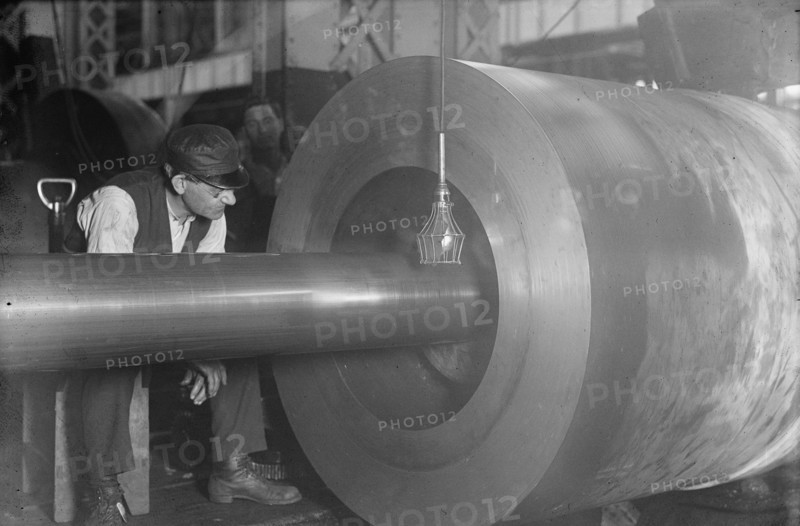 Navy Yard, U.S., Washington - Boring Breech of 14 Inch Gun, 1917.