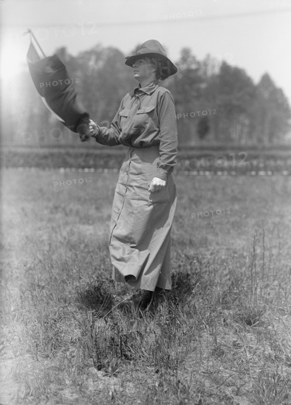 Woman's National Service School, Under Woman's Section, Navy League, Signalling, 1916.