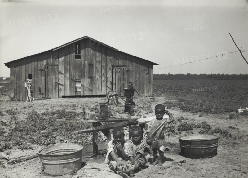 Children of sharecropper, near West Memphis, Arkansas, 1935.