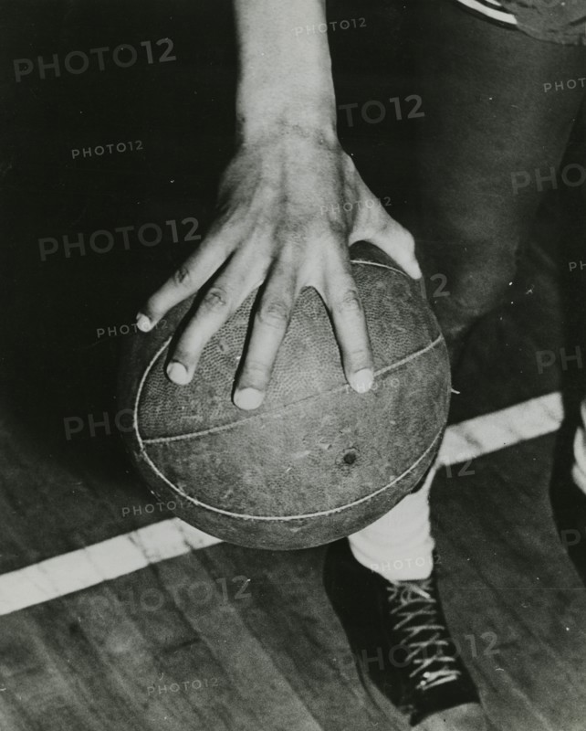 Huge hand span makes ball handling easy, 1947.