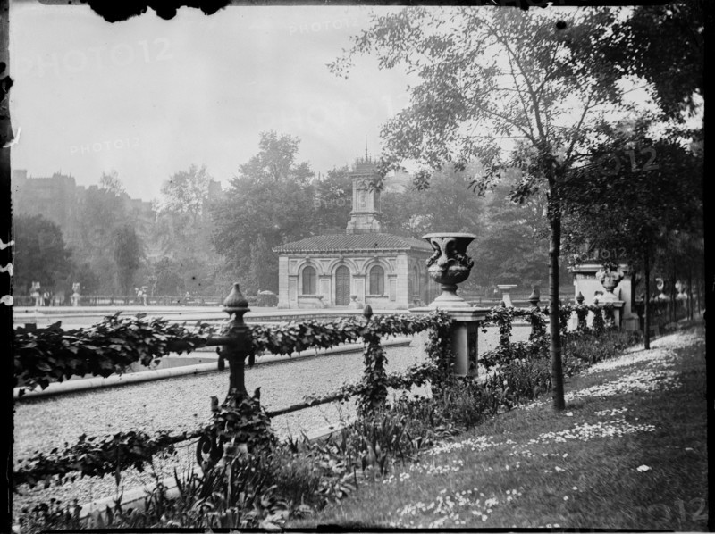 Italian Gardens, Pavilion of The Fountains, Kensington Gardens, Westminster, London, 1906. Creator: Katherine Jean Macfee.