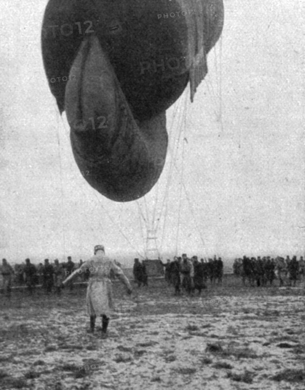 'La "Saucisse"; Saucisse vue par l'arriere',1916. Creator: Unknown.