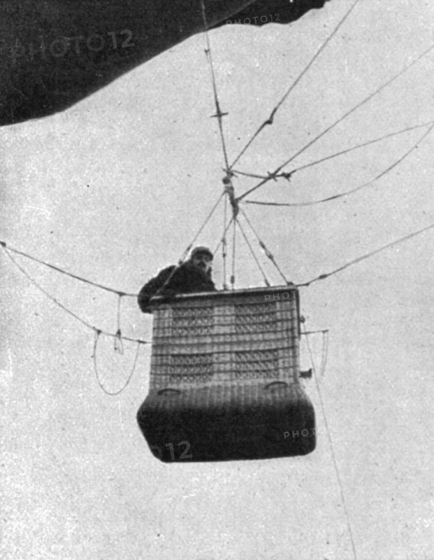 'La "Saucisse"; Observateur dans sa nacelle', 1916. Creator: Unknown.