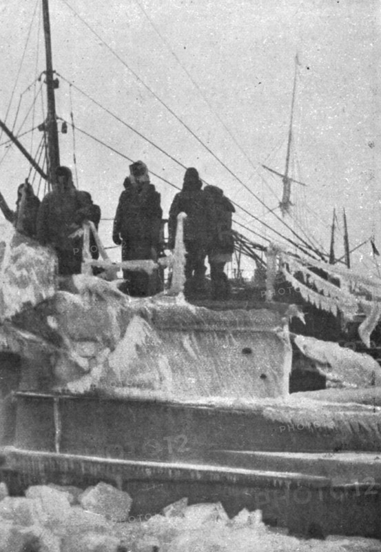 'Sous-marin anglais rentrant de croisiere dans la Baltique', c1915. Creator: Unknown.