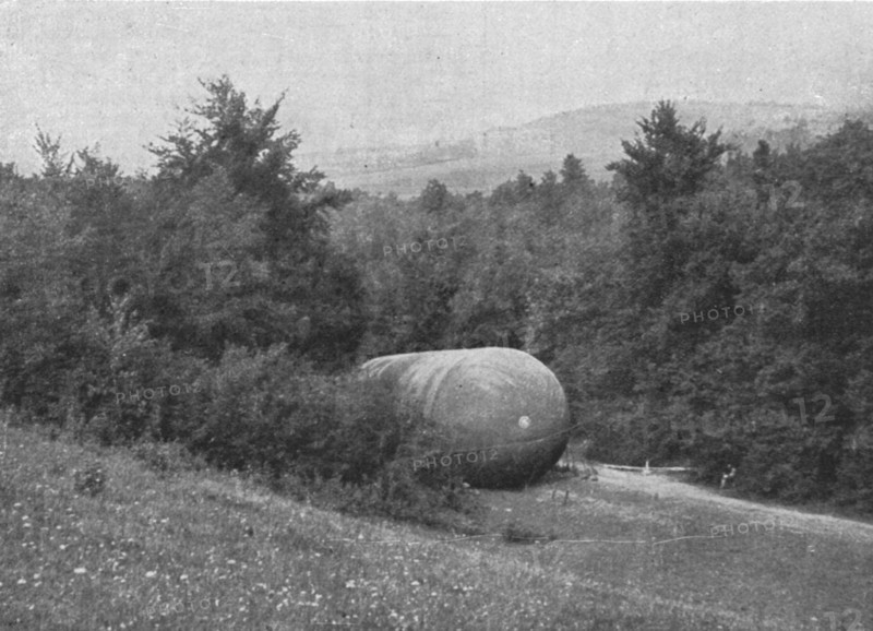 'La "Saucisse"; Ballon-saucisse dissimule dans une clairiere', 1916. Creator: Unknown.
