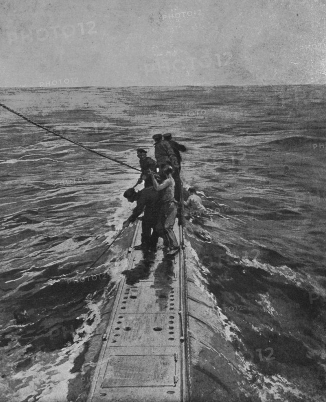 'Sur le pont du sous-marin : les marins britanniques sauvant ceux qui, une..., 1916. Creator: Unknown.
