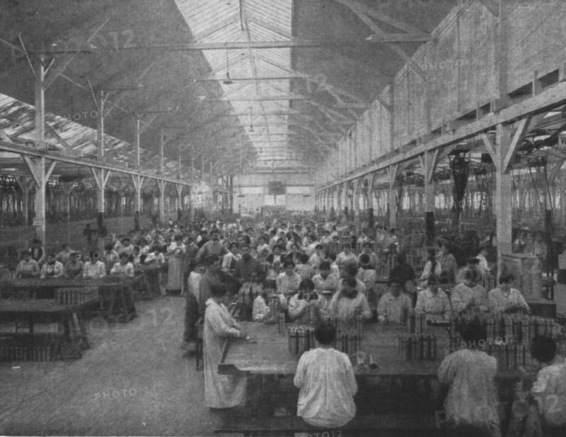 'Les femmes dans les usines de guerre; Un atelier de femmes dans une usine..., 1916. Creator: Unknown.