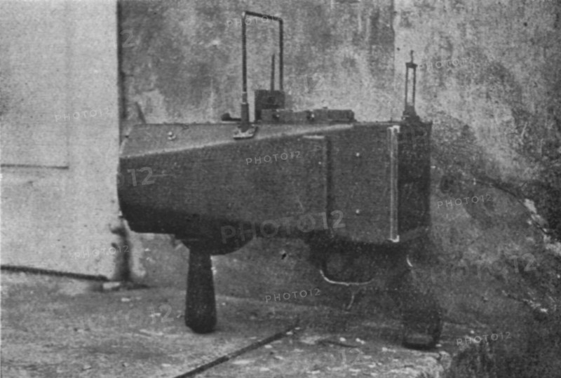 'Pistolet telephotographique des Aviateurs allemands; Cote gauche de l'appareil', 1916. Creator: Unknown.