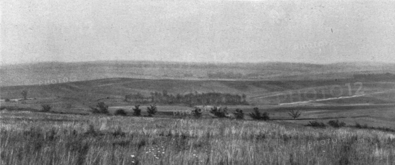 'Panoramas du champ de bataille, a l'ouest de la Meuse; a l'horizon, au centre..., 1916. Creator: Unknown.