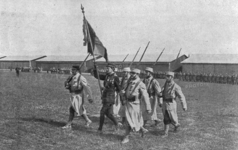 'Le drapeau de l'aviation; le sous-lieutenant Guynemer, porte-drapeau de l'aviation', 1916. Creator: Unknown.