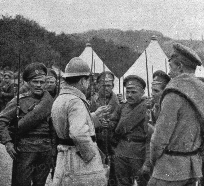 'Les Russes en France; nos allies se font expliquer par un interprete la manoeuvre..., 1916. Creator: Unknown.