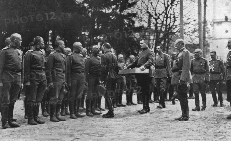 'Le baiser de Paques du Tzar a ses soldats; Pour la fete de Paques, la plus grande..., 1916. Creator: Unknown.