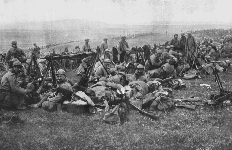 'Derriere le Front de Verdun.--Troupes allant au repos et bivouaquant dans la plaine', 1916. Creator: Unknown.