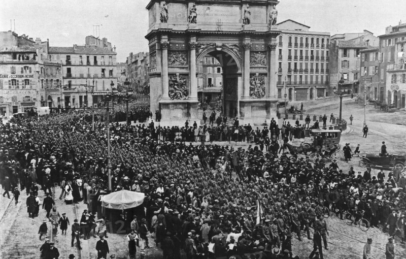 'Les Russes en France; Le defile des premiers bataillons Russes a travers Marseille..., 1916. Creator: Unknown.