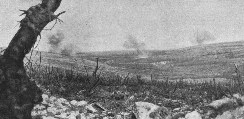 'Autour de Douaumont; la vallee de Vaux et les eclatements de nos 155 sur les pentes..., 1916. Creator: Unknown.