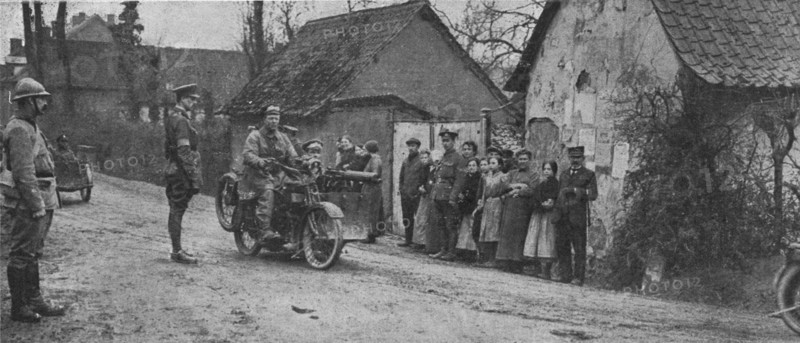 'Sur le front occupe en France par de Nouvelles forces Britanniques; motorcyclistes...', 1916. Creator: Unknown.