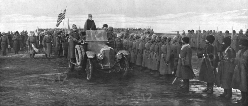'Apres Erzeroum et avant Trebizonde : le Grand-Duc Nicolas passe en revue ses soldats..., 1916. Creator: Unknown.