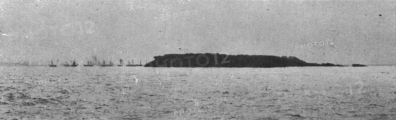 'La chasse aux voiliers Turcs dans la mer Noire; Une flottille turque est rencontree..., c1915. Creator: Unknown.