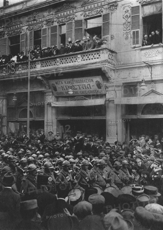 'Le armee Francaise a Salonique; la foule se presse sur le passage de nos troupes..., 1916. Creator: Henri Manuel.
