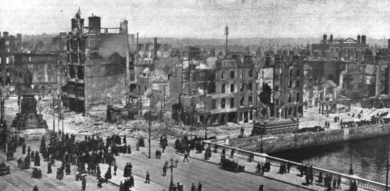 'Dublin Apres L'Emeute; Le quartier qui a le plus souffert de l'incendie, a l'angle de..., 1916. Creator: Unknown.