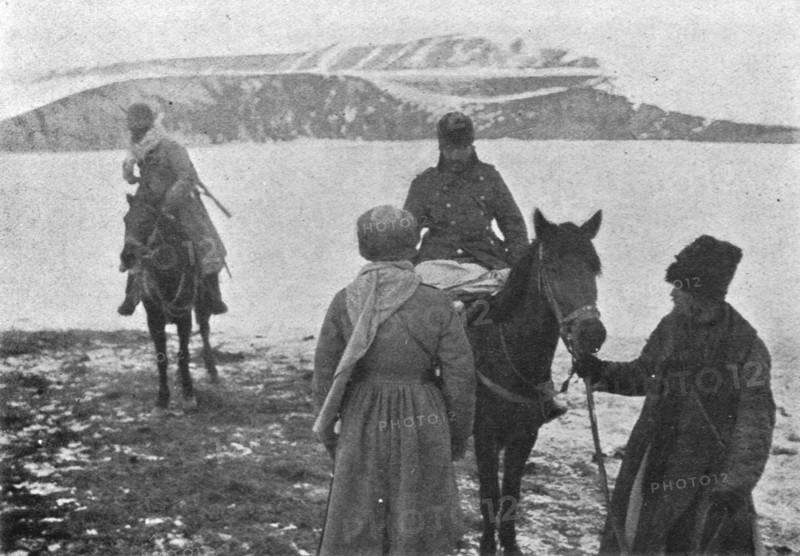 'L'interrogatoire d'un officier turc prisonnier qui, ayant les pieds geles, a ete hisse..., 1916. Creator: Unknown.