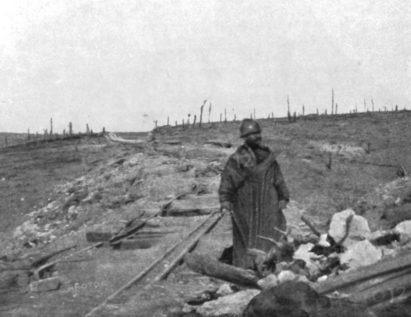 'Aspects du champ de bataille de Verdun; Officier d'une division marocaine sur l'ancien..., 1916. Creator: Unknown.
