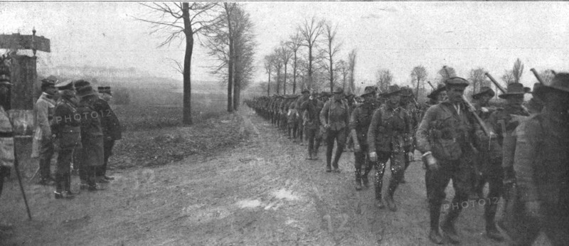 'Sur le front occupe en France par de Nouvelles forces Britanniques; passage de troupes..., 1916. Creator: Unknown.