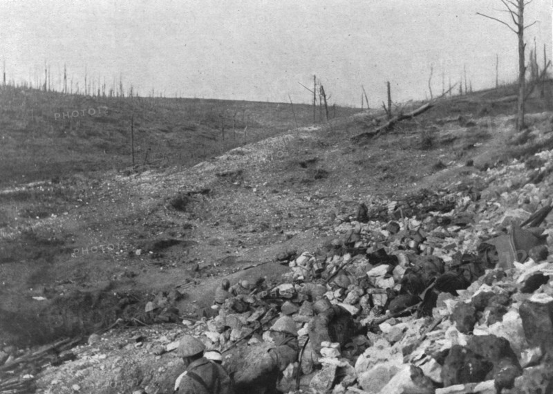 'Deux aspects de la bataille de Verdun, a l'est de la Meuse; Troupe occupant le d'un ravin', 1916. Creator: Unknown.