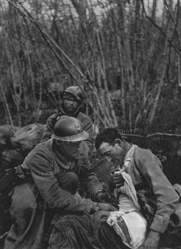 'Les premiers soins aux blesses pendant la bataille; Photographie prise dans le ravin de..., 1916. Creator: Unknown.