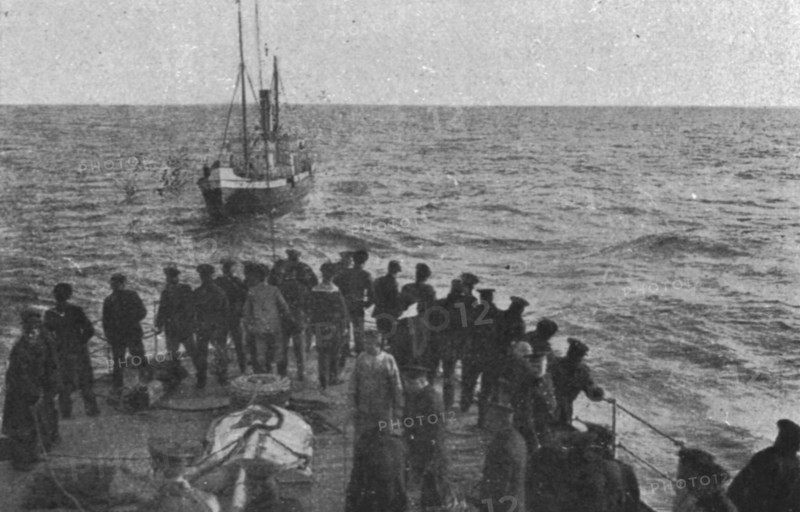 'La chasse aux voiliers Turcs dans la mer Noire; Saisie par le "Kagoul" du contrebandier..., c1915. Creator: Unknown.