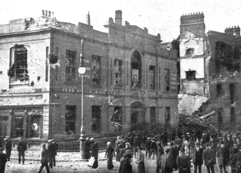 'Dublin Apres L'Emeute; Liberty Hall, quartier general des insurges, qui fut bombarde par..., 1916. Creator: Unknown.