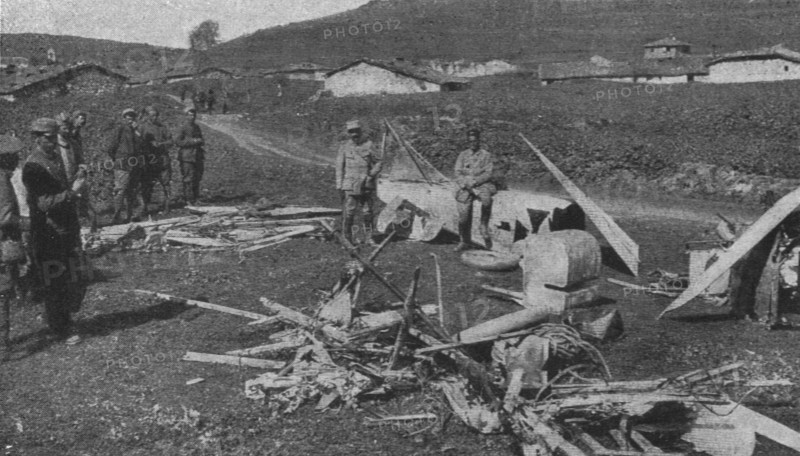 'La guerre aerienne en Macedoine Grecque : un avion ennemi "Descendu" dans le lac amatovo..., 1916. Creator: Unknown.