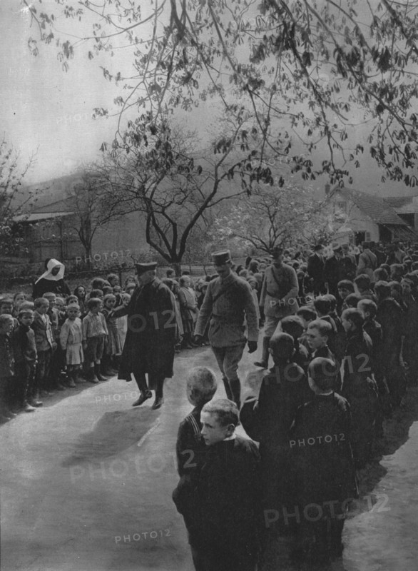 'Printemps d'Alsace; les ecoliers d'un village ranges sur le passage du President de la.... ', 1916. Creator: Unknown.
