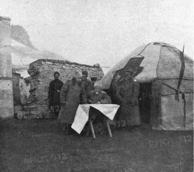 'Le general Kalitine, commandant d'un des corps d'armee, suit sur la carte le rapport d'un..., 1916. Creator: Unknown.