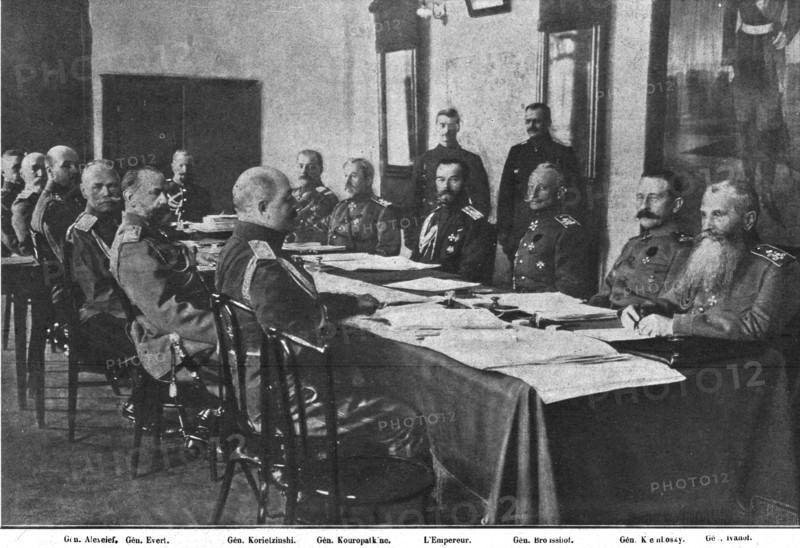 'Au quartier general de lEmpereur Nicolas II. --Un grand conseil du haut commandement..., 1916. Creator: M. Charles Rivet.